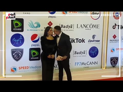 قبلات واحضان احمد الفيشاوي وزوجته في افتتاح مهرجان القاهرة