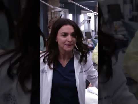 Mesmo com muita dor, Addison defende a vida da mãe e bebê | Grey's Anatomy