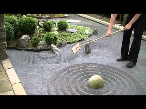 Japanese Zen Garden raking 禅の庭
