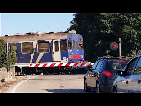 Passaggio a livello con Aln 663 - Costa - Via Nicola Badaloni