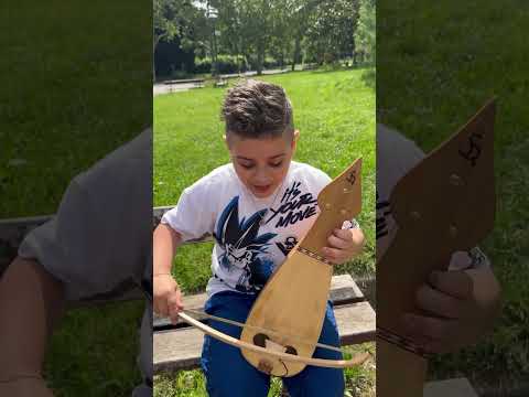 Marco a soli 9 anni suona la lira calabrese