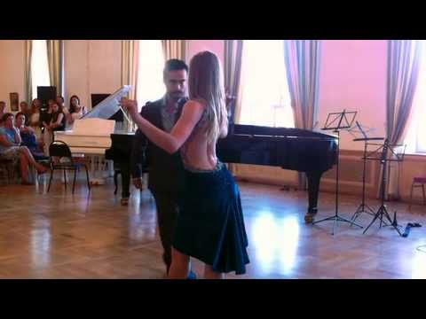 "LOS ROSALES" bailan TANGO A PUGLIESE en Moscú