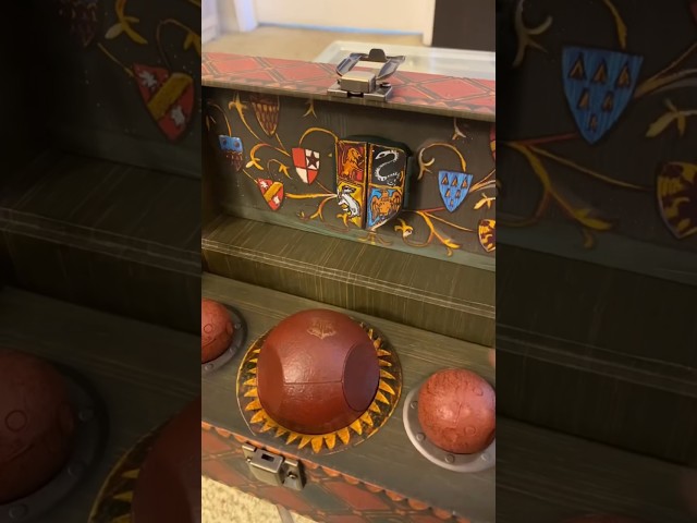 Vídeo relacionado con Harry Potter Golden Snitch - Calcomanías de pared con espejo - Producto oficial para niños y niñas, calcomanías de dormitorio para todas las edades, vinilo plateado para fanáticos de películas y