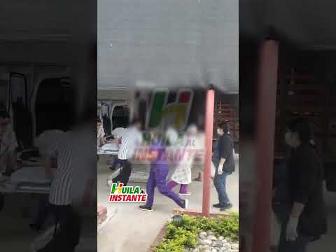 Traslado de heridos tras ataque con explosivos a camión del ejército en Algeciras, Huila