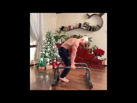 L'allenamento natalizio di Jury Chechi: fisico impressionante a 51 anni