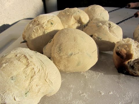 Recette de brochettes de petits pains à la ciboulette au barbecue