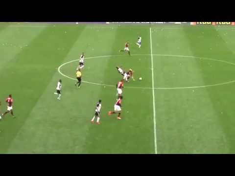 Vagner Love sofre "nocaute" em contra ataque