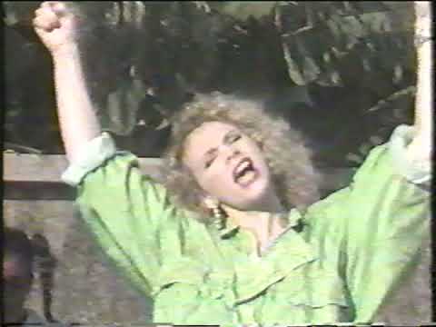 Martine St-Clair - On va s'aimer - album :  Y a de l'amour dans l'air   1984