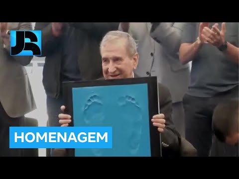 Treinador da seleção do tetra, Carlos Alberto Parreira é eternizado na calçada da fama do Maracanã