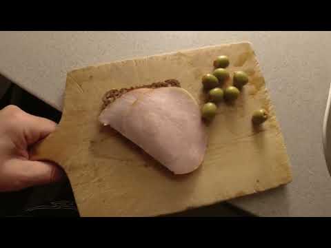 MongoTV_9128 - Min Natmad - RUGBRØD Med HAMBURGERRYG og KETCHUP og GRØNNE OLIVEN