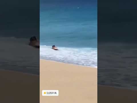 señora se confió, mar se volvió bravo, arrastra  mas adentro hasta que los salvavidas ayudaron