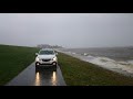 Dijkopzichters houden dijken in de gaten tijdens storm Eunice