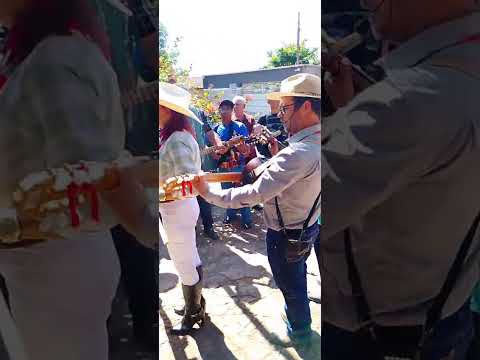 FOLIA DE REIS DE CRIXÁS - GOIÁS, ISRAEL SANTOS EMBAIXADOR, SAUDANDO NA CHEGADA.