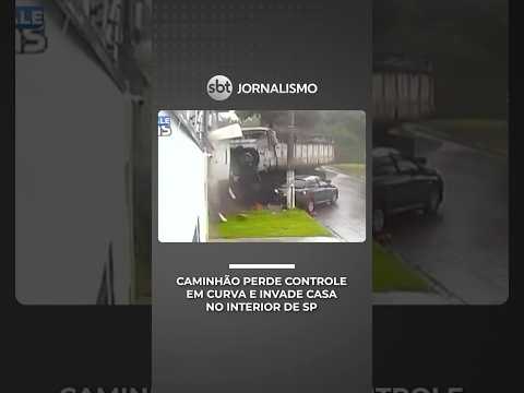 Carreta perde o controle em curva, bate em carros e invade casa em Paulínia (SP) | #SeLigaBrasil