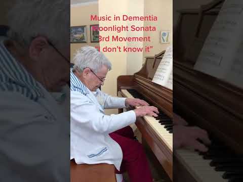 92-Year Old Grandma With Dementia Plays Moonlight Sonata🎶🎵🎹