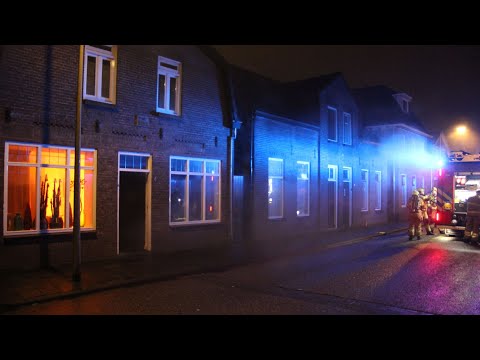 Brandweer Oss komt met spoed ter plaatse bij een Woningbrand aan de Nieuwe Brouwerstraat in Oss