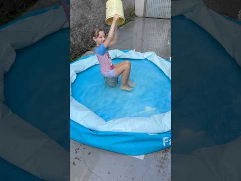 É começar a desmonta a piscina que ela resolve brincar!😂 #shortsyoutube #shorts