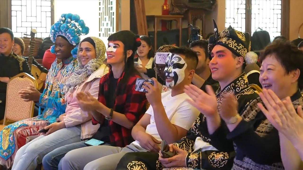 GLOBALink | Int'l students experience charm of traditional Chinese opera