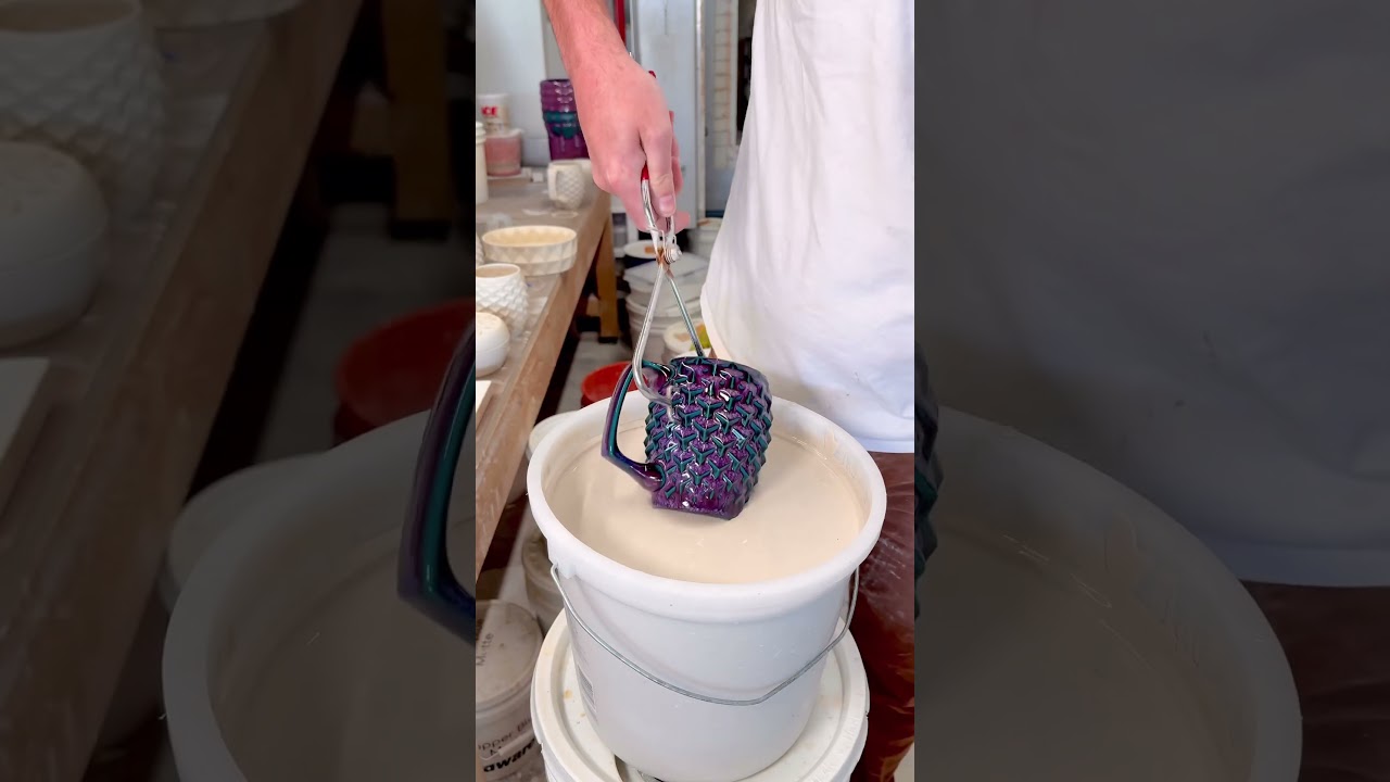 Dragon’s Blood is back on the shop! My favorite combination of a underglaze and a reduction glaze.