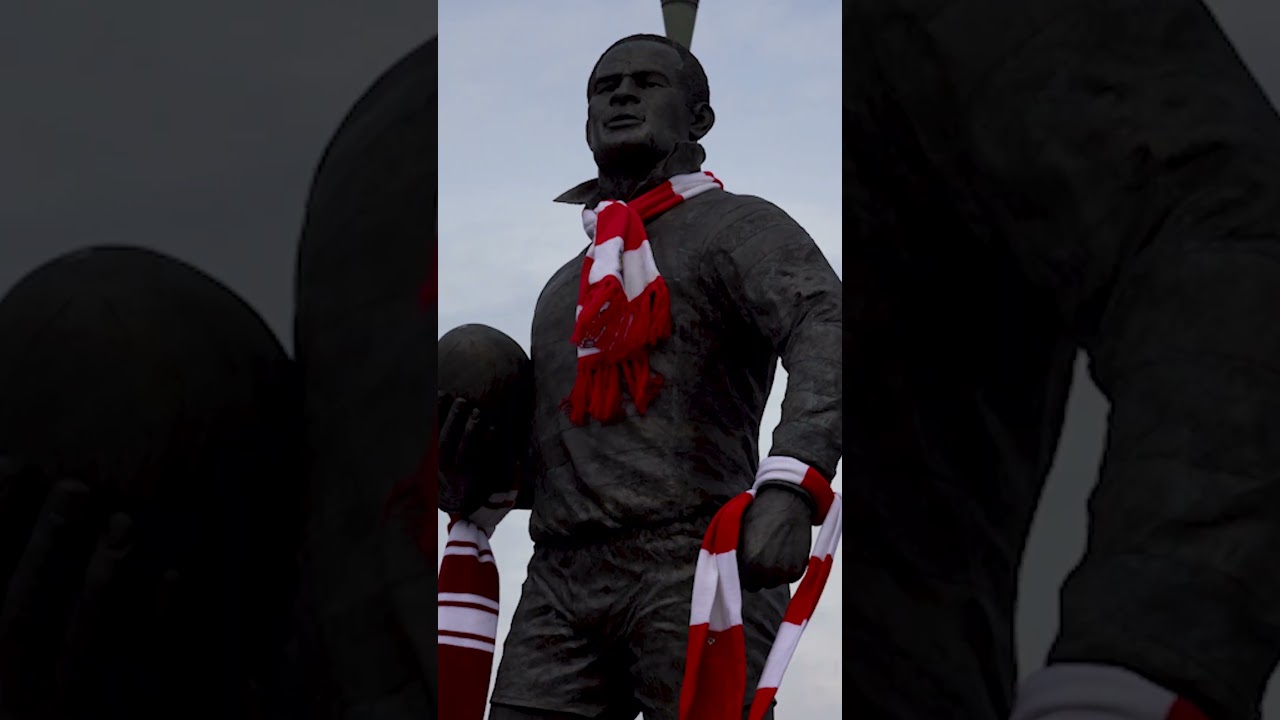 ๐งฃ๐ Tributes to Sir Billy Boston at His Statue in Believe Square.