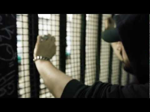 PIOTTA - IO NON RIDO (official street video HD)