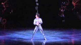 Смотреть онлайн Крутое представление жонглера Цирка дю Солей