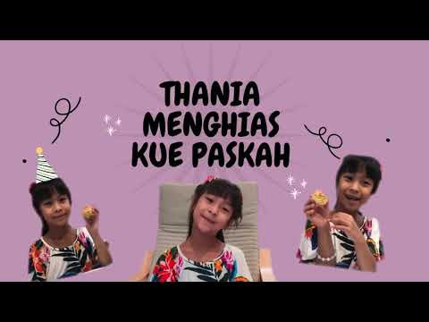 Thania Menghias Kue Paskah