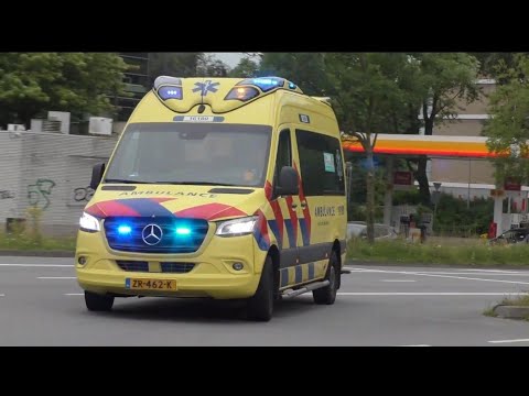 Verschillende Ambulance met spoed onderweg naar en van meldingen in Leiden
