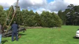 preview picture of video 'Dugs Trebuchet at Medievel Mayham Geeveston 2009'