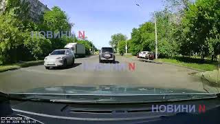 В Николаеве водитель «Мицубиси» проехал на «красный» возле школы (видео)