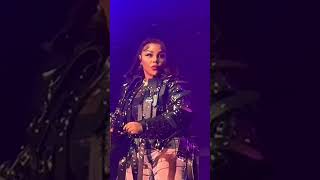 Lil’ Kim Performing Live In CT looking Beautiful- I Can Love You