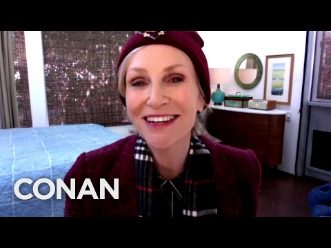 ジェーン・リンチの最初のテレビ番組は、ホームショッピング番組のホストだった - CONAN on TBS (Jane Lynch’s First TV Gig Was Hosting A Home Shopping Program - CONAN on TBS)