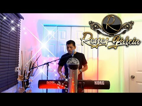 Tecladista de Chicago Reyes Garcia tocando canciones moviditas en vivo contrataciones 773 603 7067