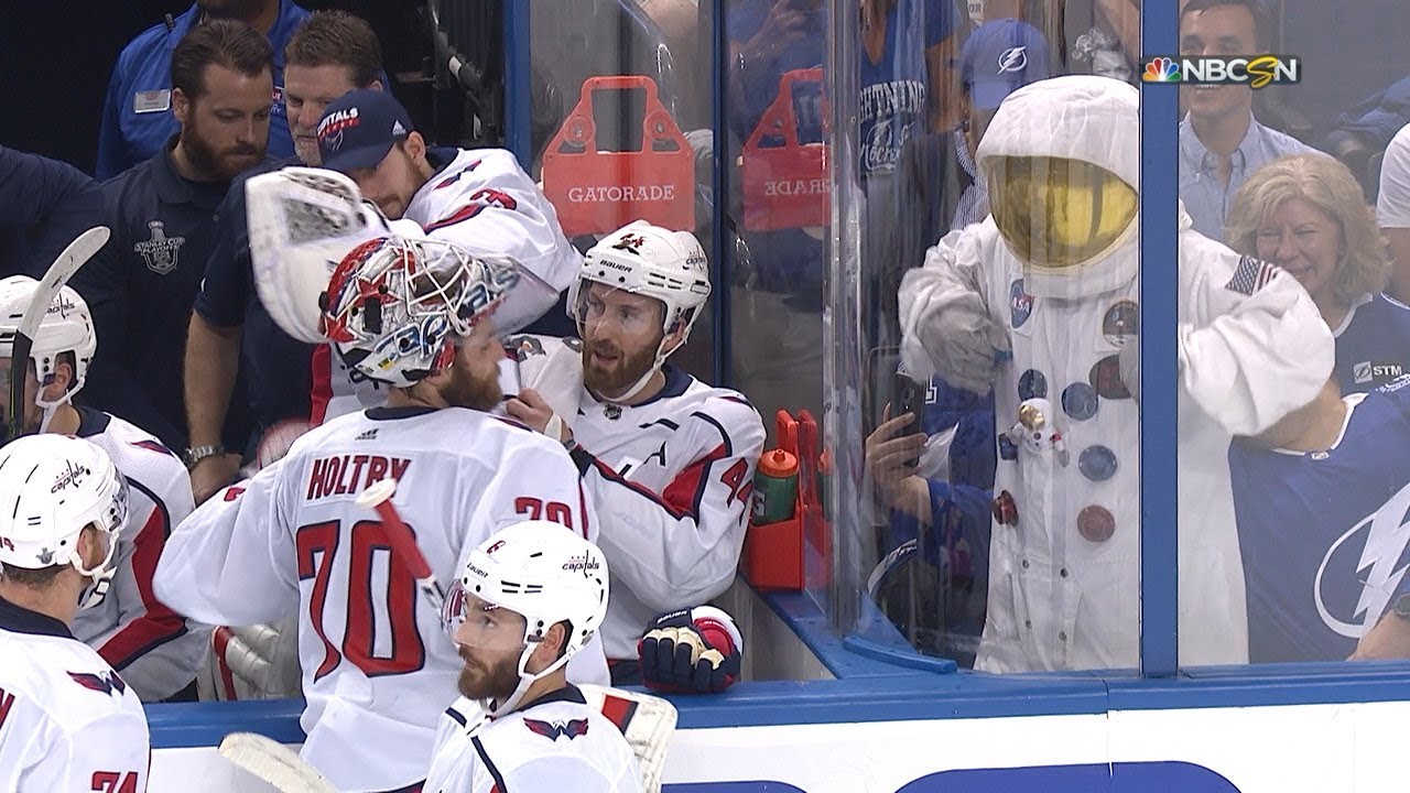 Vidéo: À quand un ASTRONAUTE au Centre Bell pour déconcentrer l'adversaire..