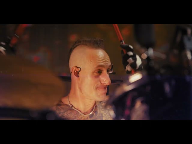 Video zu 'Still Waiting' ansehen Video zu 'Still Waiting' ansehen