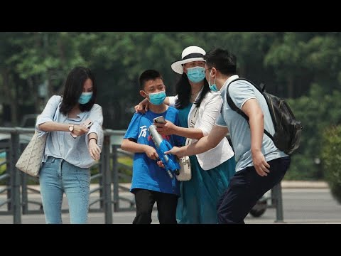 家長縱容熊孩子朝女生噴水，路人大哥一把奪過水槍