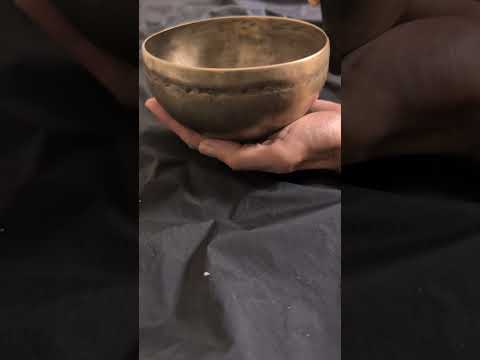 [A208] Old Cobrebati singing bowl, ⌀13.9cm / 360g, 🔽 A3 −16c (218 Hz)  , 🔽 E5 −50c (640 Hz) — VAYU sounds