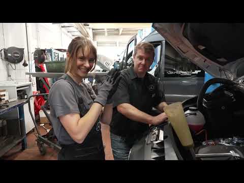 🔧 Job roulette at Pappas Wiener Neudorf: Julia Furdea is working on a car!