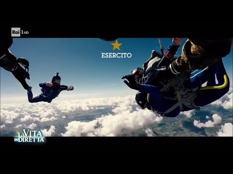 L'atleta non vedente Matteo Fanchini si lancia col paracadute - La Vita in Diretta 07/07/2017