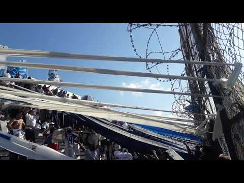 "Los pibes todos de la cabeza en la esquina del barrio. La banda de merlo." Barra: La Banda del Parque &bull; Club: Deportivo Merlo &bull; País: Argentina