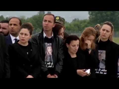 Mbërrin trupi i Zarife Hasanajt, Olta Xhaçka nuk përmban dot lotët