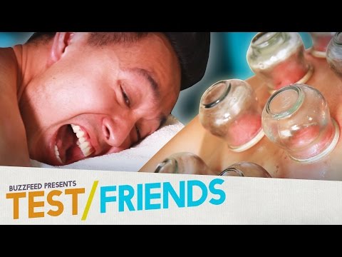 人們嘗試拔火罐療法--測試的朋友。 (People Try Fire Cupping Therapy • The Test Friends)