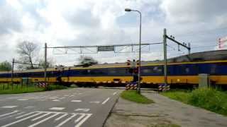 preview picture of video 'Spoorwegovergang Sassenheim/ Dutch Railroad-/ Level Crossing/ Bahnübergang/ Passage a Niveau'