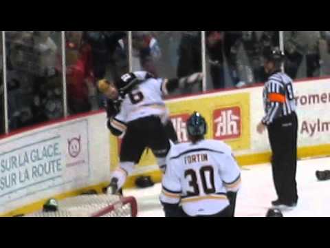BAGARRE: Taylor Burke vs Screaming Eagles Match #1 (1re ronde/21 mars 2014)