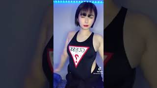可愛すぎ！大きい胸の形丸わかり❗️【tiktok】
