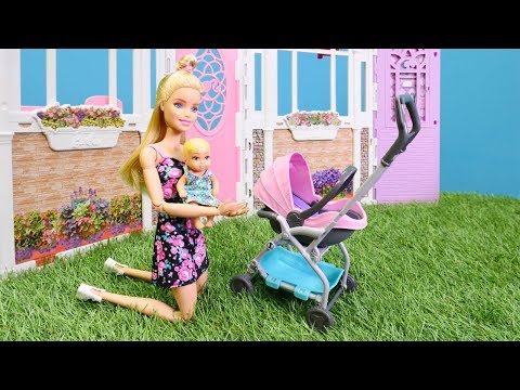 Barbie ailesi oyuncak bebek arabası alıyor. Oyuncak kutusu açılımı