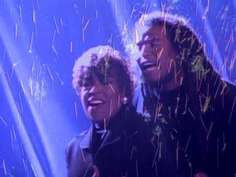 Roberta Flack & Maxi Priest - Set The Night To Music (Official Music Video)