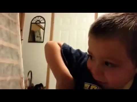 طفل يضّن ان اباه قد قلع أذنه فيقوم بل بكاء مقطع مضحك