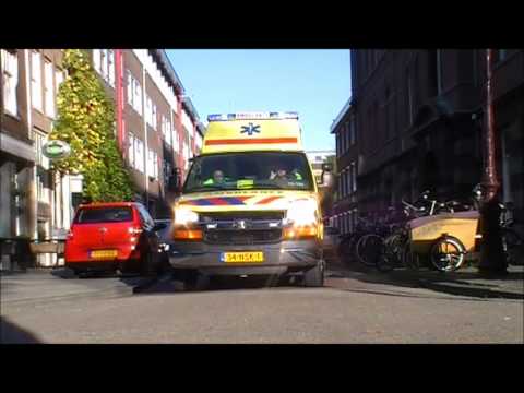 GGD Ambulance 13-105 met spoed vanaf de post naar de Dam Amsterdam