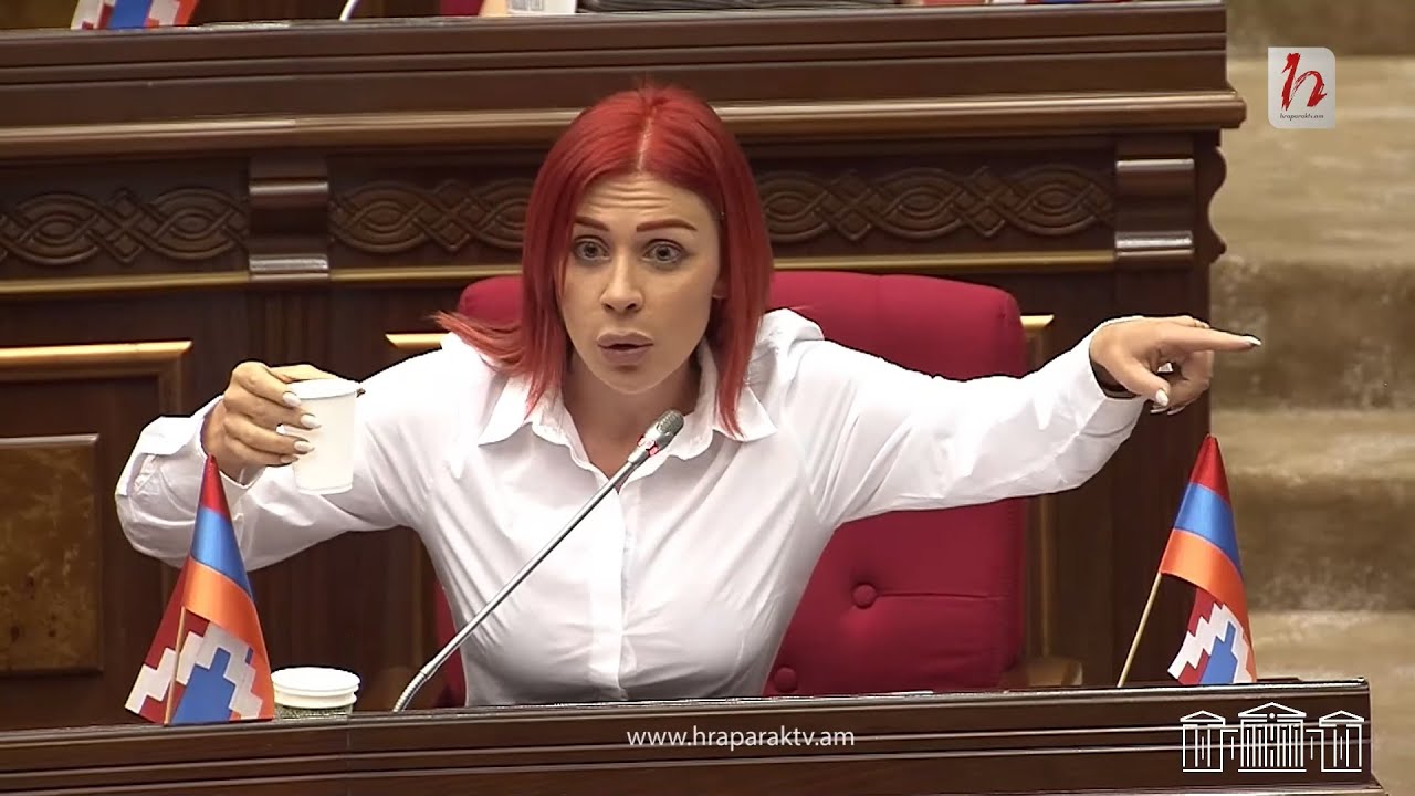 Այս մի բաժակ ջուրը դահլիճ բերելու համար դռան դիմաց մի ամբողջ զորք կա